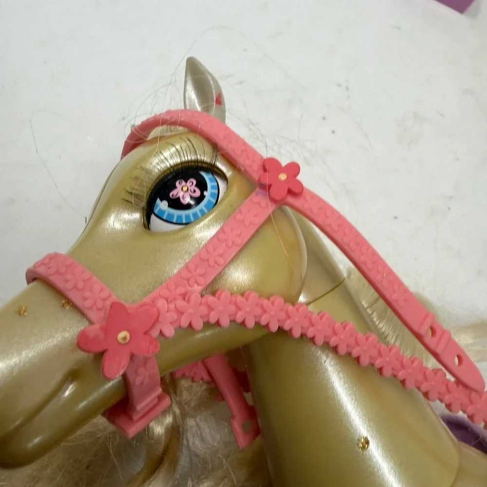 VTG Funrise Sassy Stable Horse and Accessories Lot Tan Purple Blue Yellow